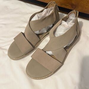 Kelly & Katie Taupe Asher Women's Sandal. Size 7